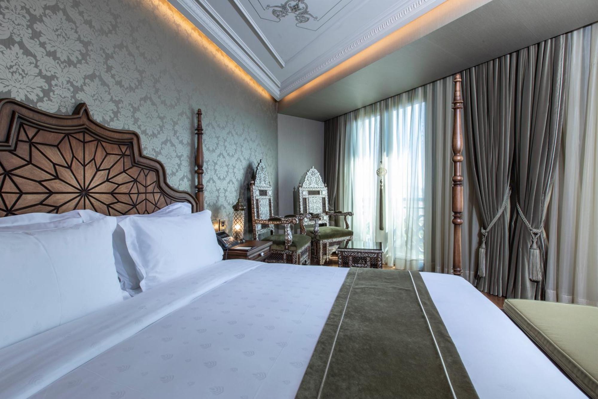 AJWA Sultanahmet Hotel Istanbul Bagian luar foto A bedroom at the Taj Mahal Palace