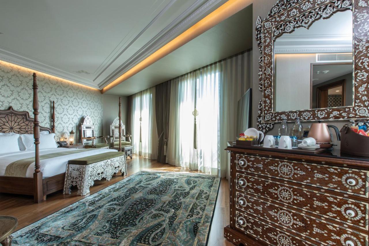 AJWA Sultanahmet Hotel Istanbul Bagian luar foto A bedroom at the Taj Mahal Palace